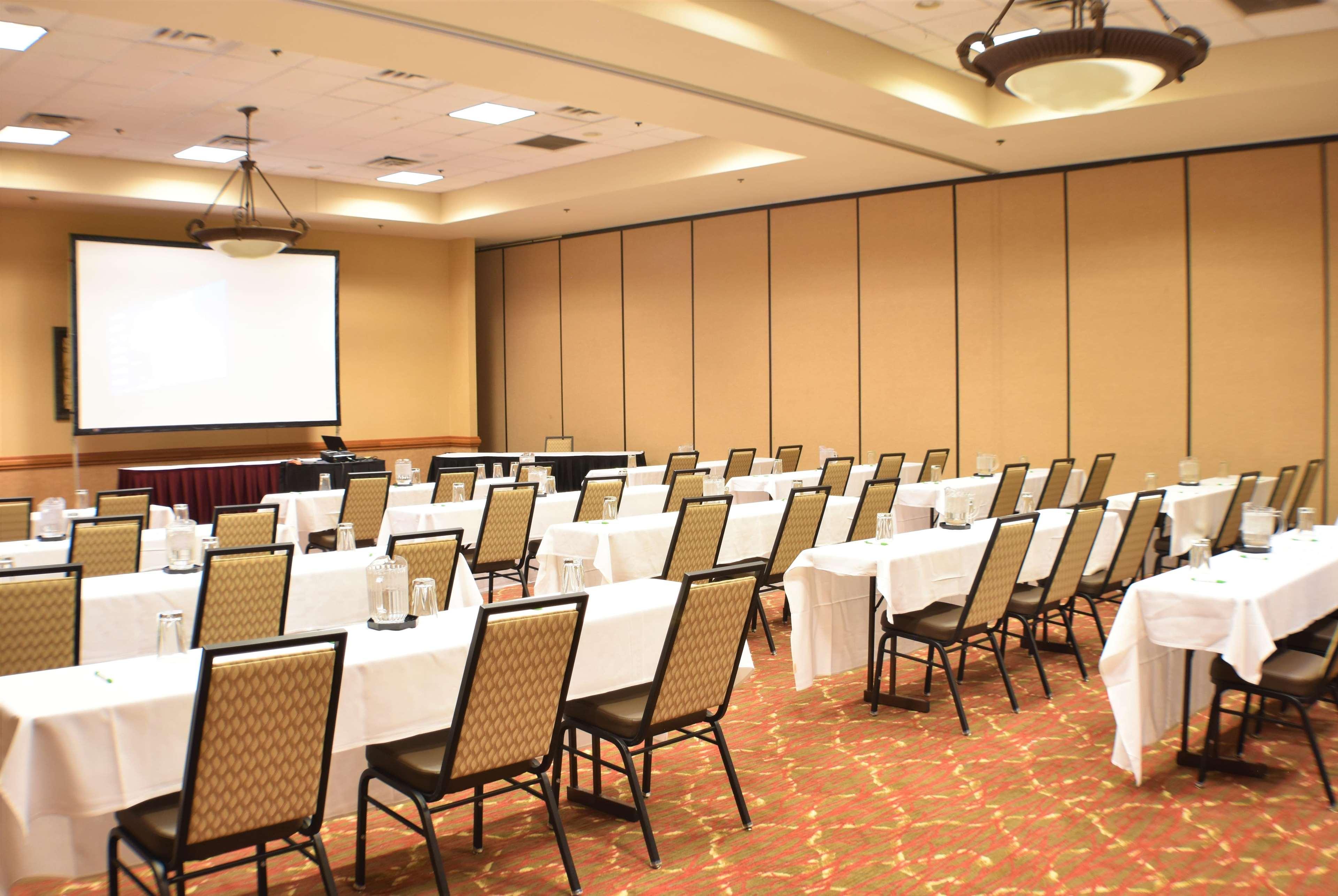 Ramada By Wyndham Sioux Falls Airport - Waterpark Resort & Event Center Екстериор снимка