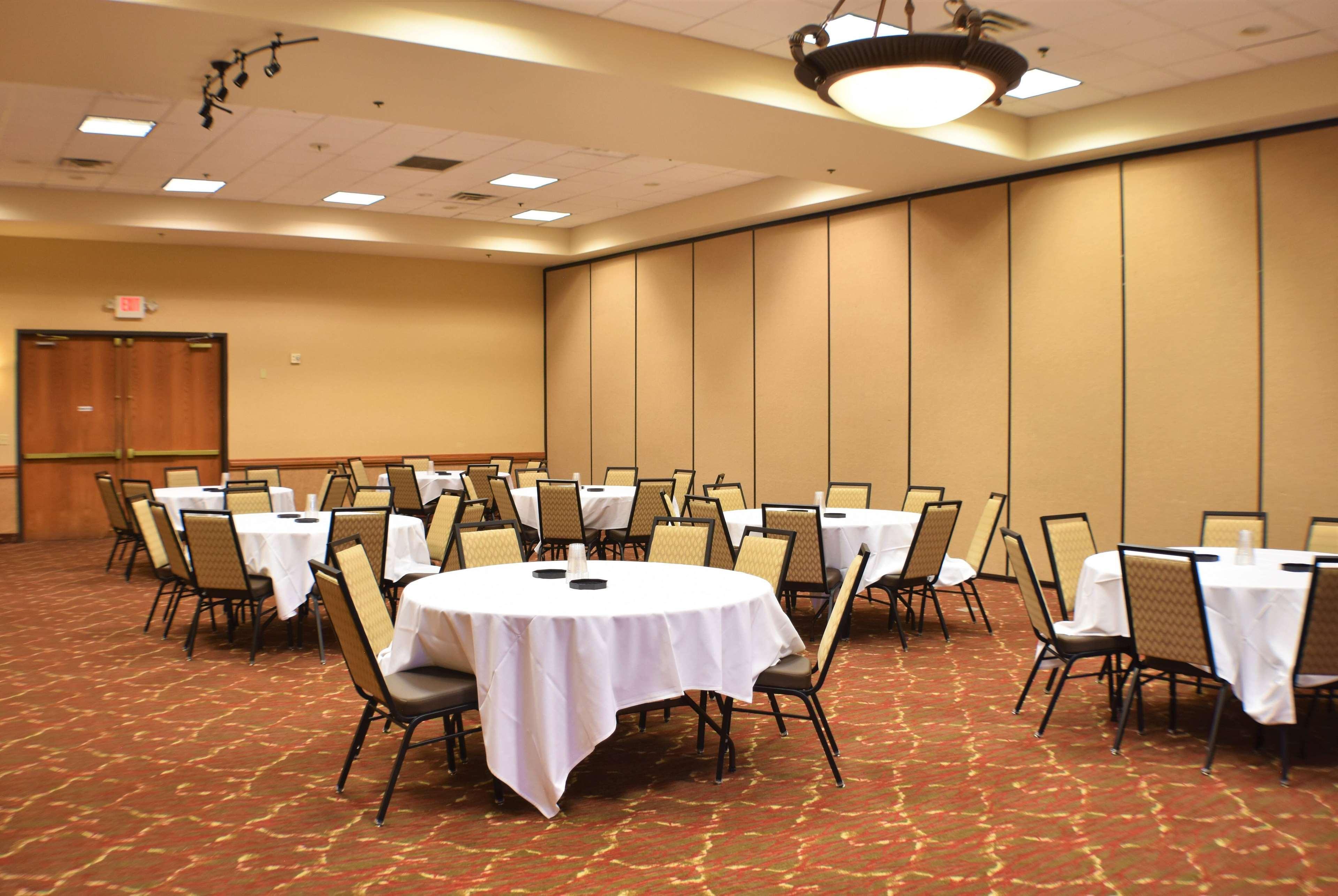 Ramada By Wyndham Sioux Falls Airport - Waterpark Resort & Event Center Екстериор снимка