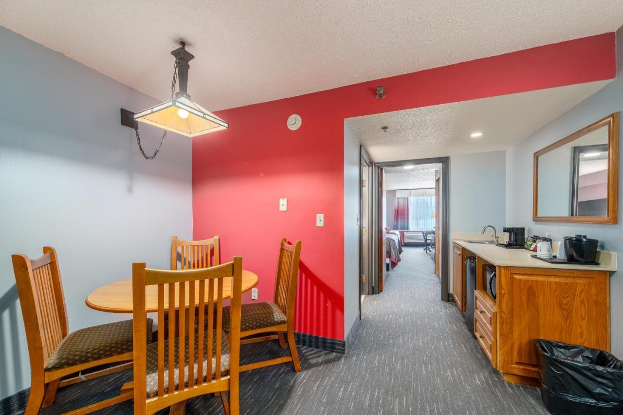 Ramada By Wyndham Sioux Falls Airport - Waterpark Resort & Event Center Екстериор снимка
