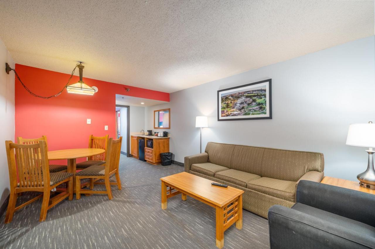 Ramada By Wyndham Sioux Falls Airport - Waterpark Resort & Event Center Екстериор снимка